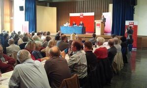 Im Saal des Rolf-Engelbrecht-Hauses in Weinheim: Kurt Beck bei seiner Ansprache