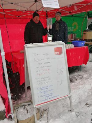 Stand im Schneetreiben: Ab 12 Uhr wurde der "Rote Hammer" ausgeschenkt