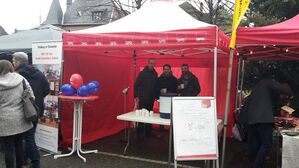 Es geht los: Der Glühweinausschank beginnt.