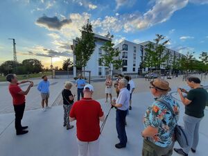 Reger Austausch mit Anwohner:innen auf dem Gadamerplatz