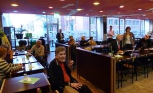 Der Beamer startet - Blick ins Literaturcafé kurz vor Beginn der Mitgliederversammlung