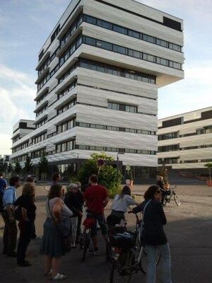 Vor dem SkyLabs, dem größten Büro- und Laborgebäude auf dem Bahnstadt-Areal