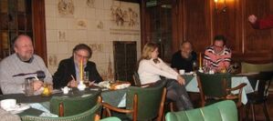 Versammlungsleiter und Bezirksbeirat Roland Wagner (links) führt durch die Sitzung