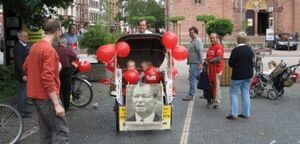 Um 11 Uhr nahm die "Rote Rikscha" am Wilhelmsplatz Fahrt auf