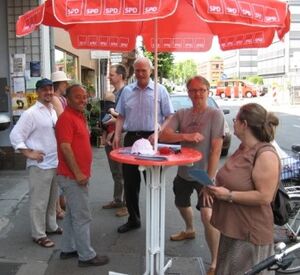Nur wenige Tage nach der Bundesversammlung mit dabei am ersten Infostand: Lothar Binding MdB (Mitte)