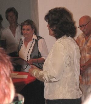 Ute Vogt (Mitte) ehrt Claudia Kahmann (links)