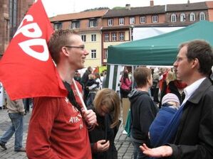 Fahnen raus zum 1. Mai! Jan Stallkamp und Eberhard Schick auf der Kundgebung 