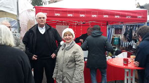 Am Stand im Einsatz: Lothar Binding MdB und Marlen Pankonin, die Kreisvorsitzende der SPD Heidelberg