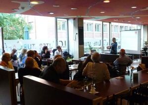 Viele Nachfragen im Literaturcafé: Anke Schuster während ihres Vortrags