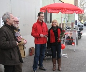 Nah bei den Menschen: unser Infostand in der Kurfürstenanlage mit Anke Schuster (rechts)